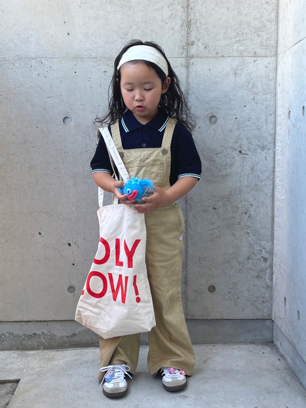 「秋服準備はじめました、サロペット、アツいコーデ全部見せ、お出かけコーデ、キッズコーデ、キッズファッション、カジュアルコーデ、ポロシャツ、スニーカー、トートバッグ、ベージュ、ネイビー」｜「WEGOのWEGO/キャンディモンスターぬいぐるみキーホルダー（キーホルダー、ブルー系）」を使った、ioooさん（キッズ・110cm）の夏コーディネートの1枚目の写真