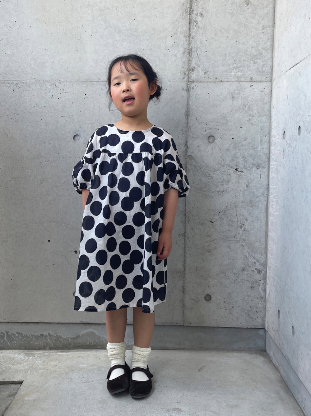 「ワンピース、パフスリーブ、キッズコーデ、キッズファッション、女の子、ドット柄、バレエシューズ、夏コーデ、お出かけコーデ、プチプラ、PR、こどもの森eshop」｜「CientaのCienta ベロアストラップシューズ(KIDS)（バレエシューズ、ブラウン系）」を使った、ioooさん（キッズ・110cm）の春コーディネートの1枚目の写真