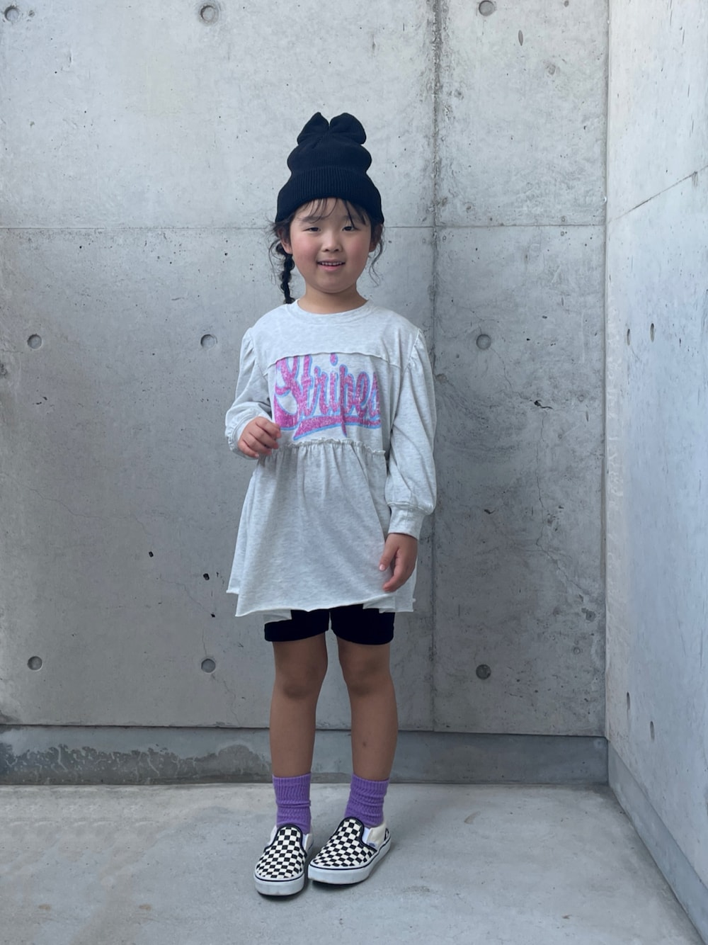 ブラック系のその他パンツ、グレー系のワンピース、ブラック系のスリッポンを着用したキッズの夏コーディネートの1枚目の写真