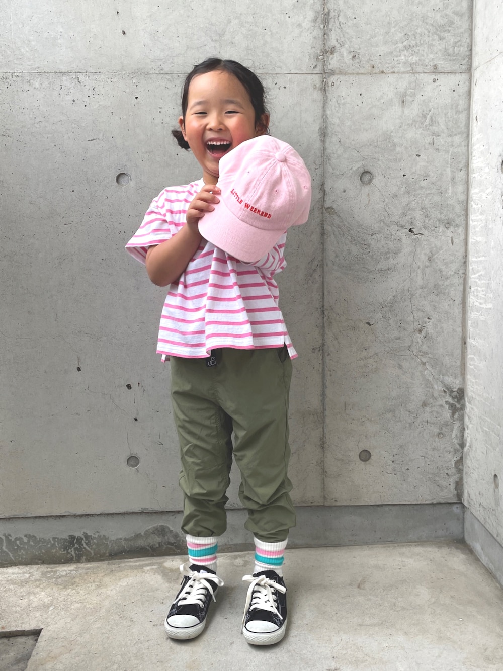 グリーン系のその他パンツ、ピンク系のTシャツ/カットソー、ブラック系のスニーカーを着用したキッズの春コーディネートの1枚目の写真