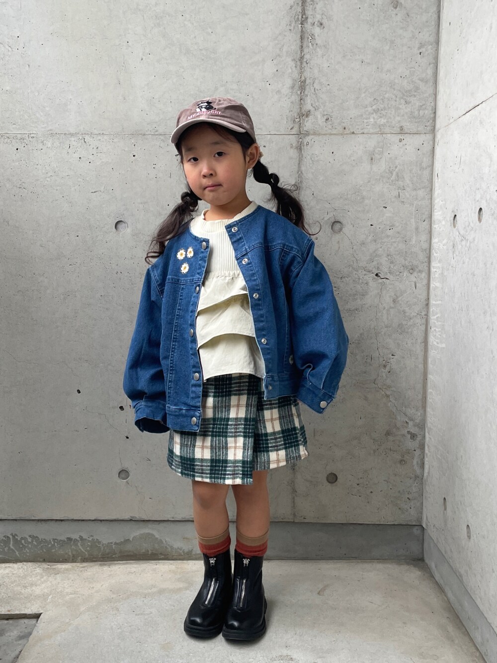 ブルー系のデニムジャケット、ホワイト系のTシャツ/カットソー、グリーン系のその他パンツを着用したキッズの冬コーディネートの1枚目の写真