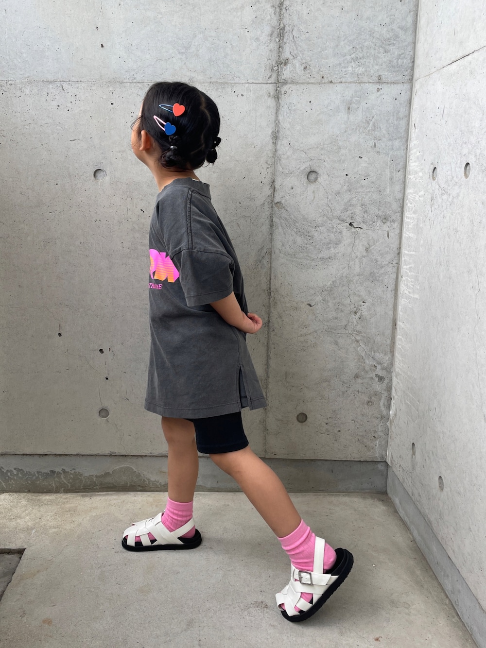 ホワイト系のサンダル、グレー系のTシャツ/カットソー、ブラック系のレギンス/スパッツを着用したキッズの春コーディネートの1枚目の写真