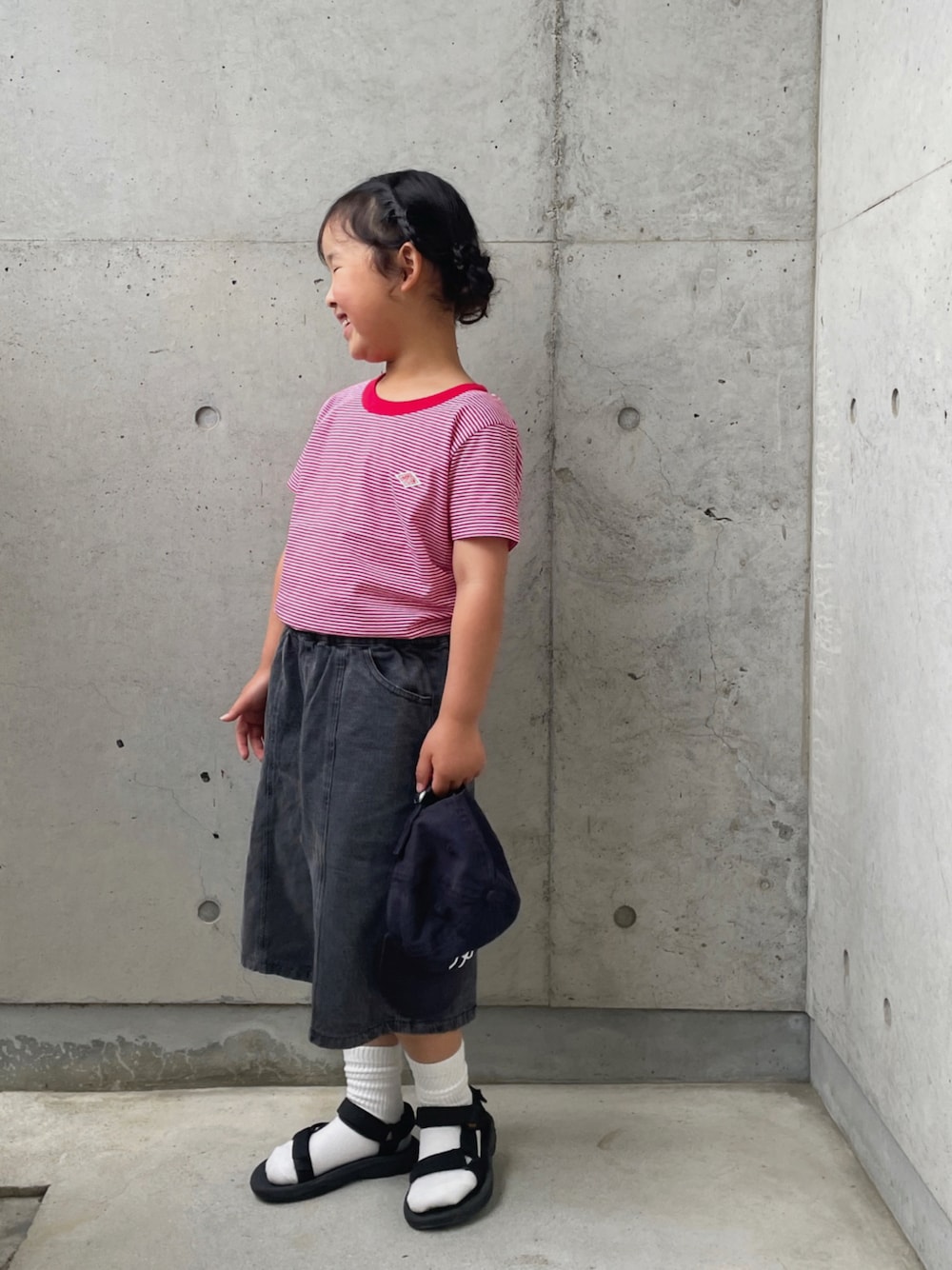 「ボーダー、やっぱり帽子が好き、デニムパンツ、サンダル、キッズコーデ」｜「DANTONのDANTON / KIDS' SHORT SLEEVE INNER T-SHIRT STRIPE 2025SS（105～135cm）（Tシャツ/カットソー、レッド系）」を使った、ioooさん（キッズ・110cm）の春コーディネートの1枚目の写真