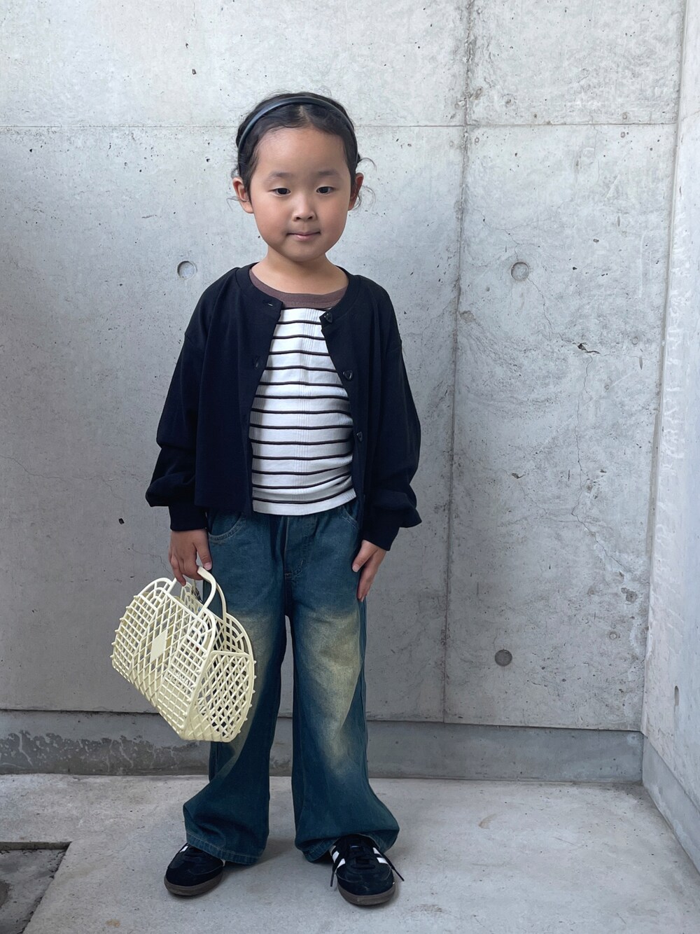 「カーディガン、秋コーデ、女の子、キッズコーデ、キッズファッション、ボーダー、デニムパンツ、スニーカー、カチューシャ、ヘアアレンジ、秋服準備はじめました、着回しコーデ」｜「Birthdayのアイテム（パンツ、ブルー系）」を使った、ioooさん（キッズ・110cm）の秋コーディネートの1枚目の写真
