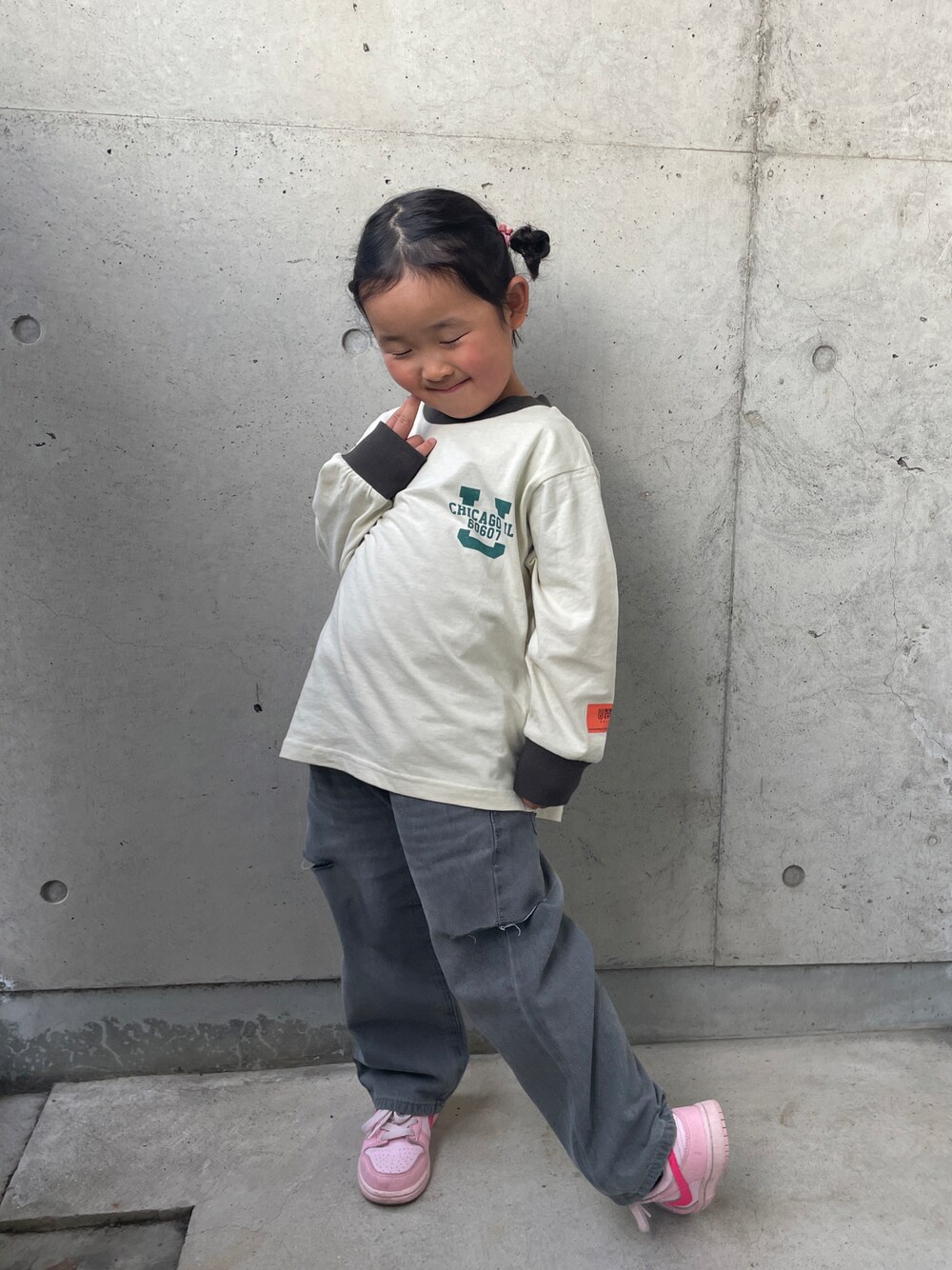 ベージュ系のTシャツ/カットソー、グレー系のデニムパンツ、ピンク系のスニーカーを着用したキッズの春コーディネートの1枚目の写真