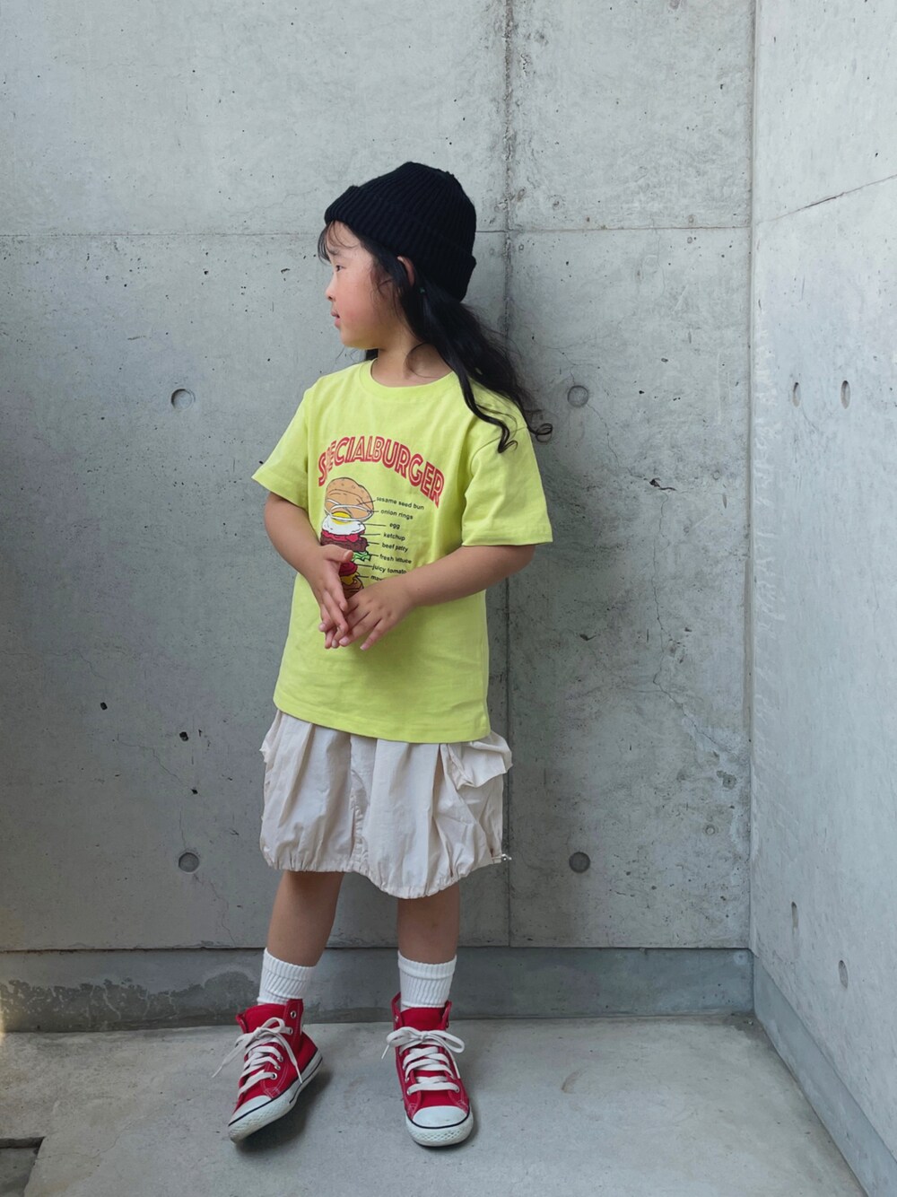レッド系のスニーカー、イエロー系のTシャツ/カットソー、ホワイト系のスカートを着用したキッズの夏コーディネートの1枚目の写真