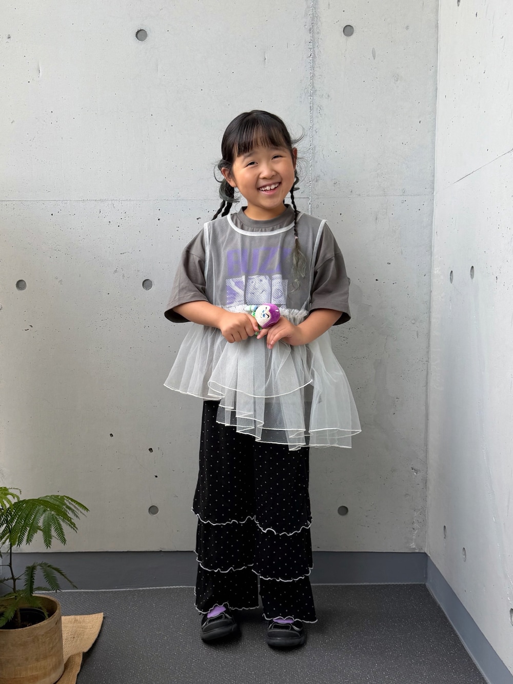 ホワイト系のTシャツ/カットソー、ブラック系のその他パンツ、ブラック系のサンダルを着用したキッズの夏コーディネートの1枚目の写真