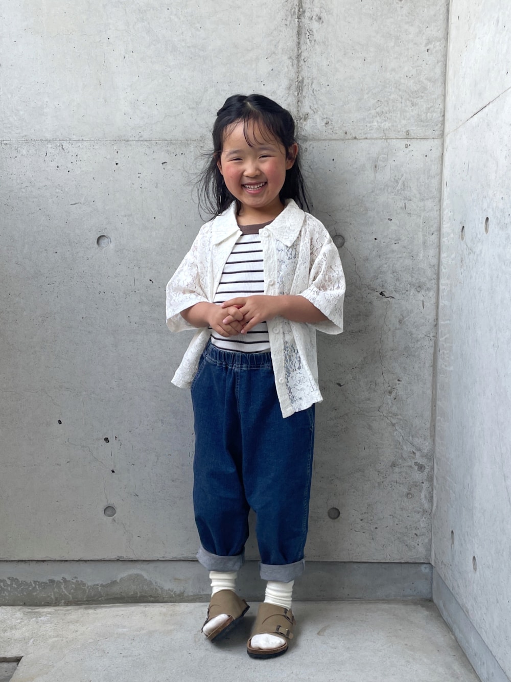 「デニムパンツ、シャツスタイル、タンクトップ、ボーダー、サンダル、キッズコーデ、レーストップス、着回しコーデ」｜「MILLERの【別注】＜Robert P. Miller＞タンクトップ 100-130cm（タンクトップ、ブラウン系）」を使った、ioooさん（キッズ・110cm）の春コーディネートの1枚目の写真