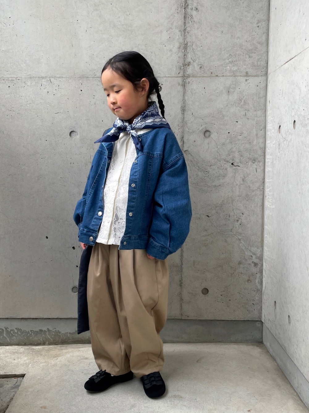 「green label relaxingのTJ GLR リボン オペラシューズ  / キッズ  17cm-21cm（その他シューズ、ブラック系）」を使った、ioooさん（キッズ・110cm）の春コーディネートの1枚目の写真