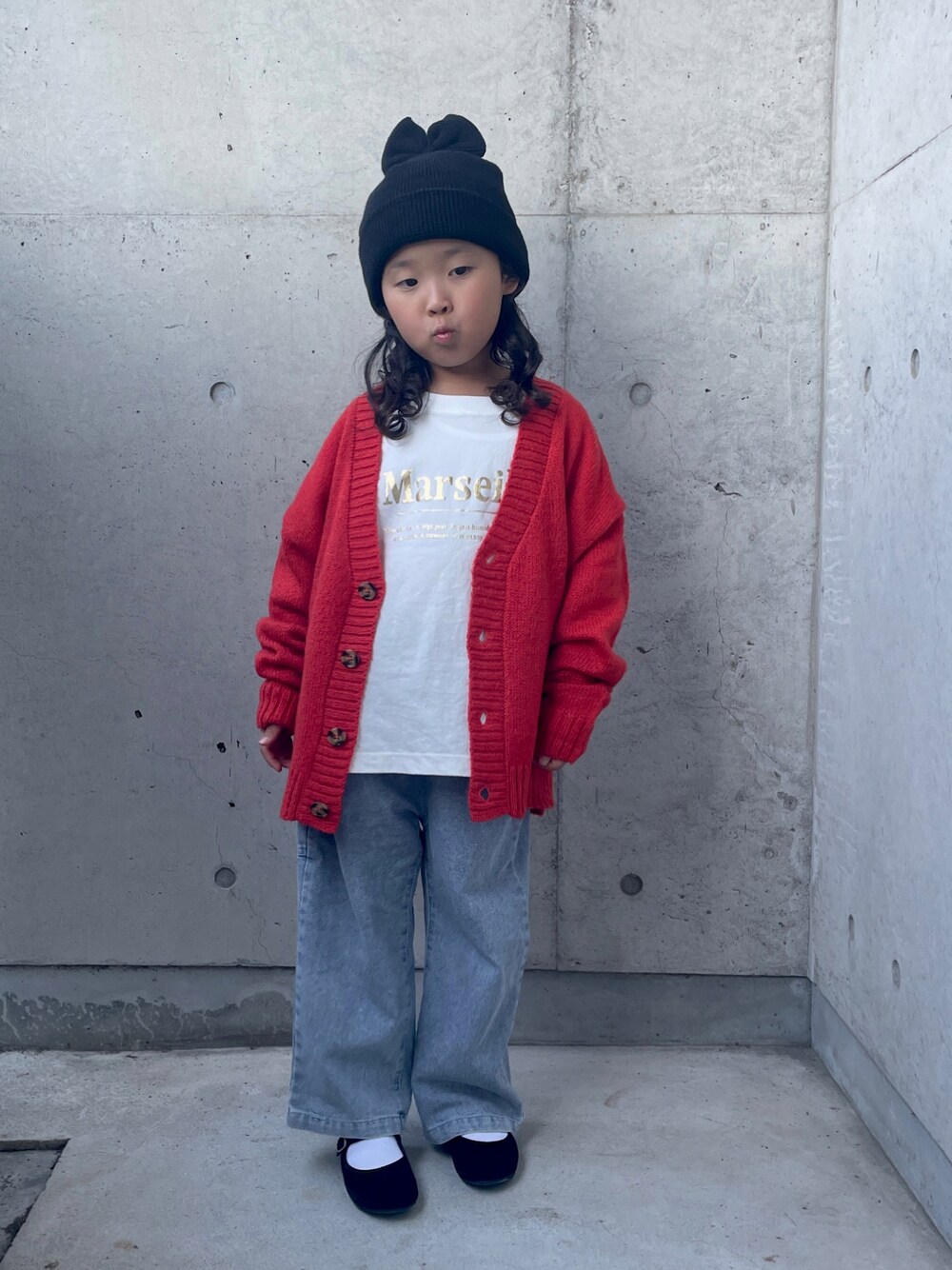 「秋っぽコーデ更新中、カーディガン、ニット、ニット帽、デニムパンツ、バレエシューズ、キッズファッション、秋コーデ、カジュアルコーデ、デニム、ロンT、ロゴT」｜「LOWRYS FARMのリボンニットワッチ　143693（ニットキャップ/ビーニー、ブラック系）」を使った、ioooさん（キッズ・110cm）の秋コーディネートの1枚目の写真