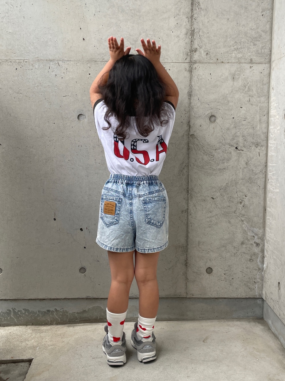 グレー系のスニーカー、ブルー系のデニムパンツ、ホワイト系のTシャツ/カットソーを着用したキッズの春コーディネートの1枚目の写真