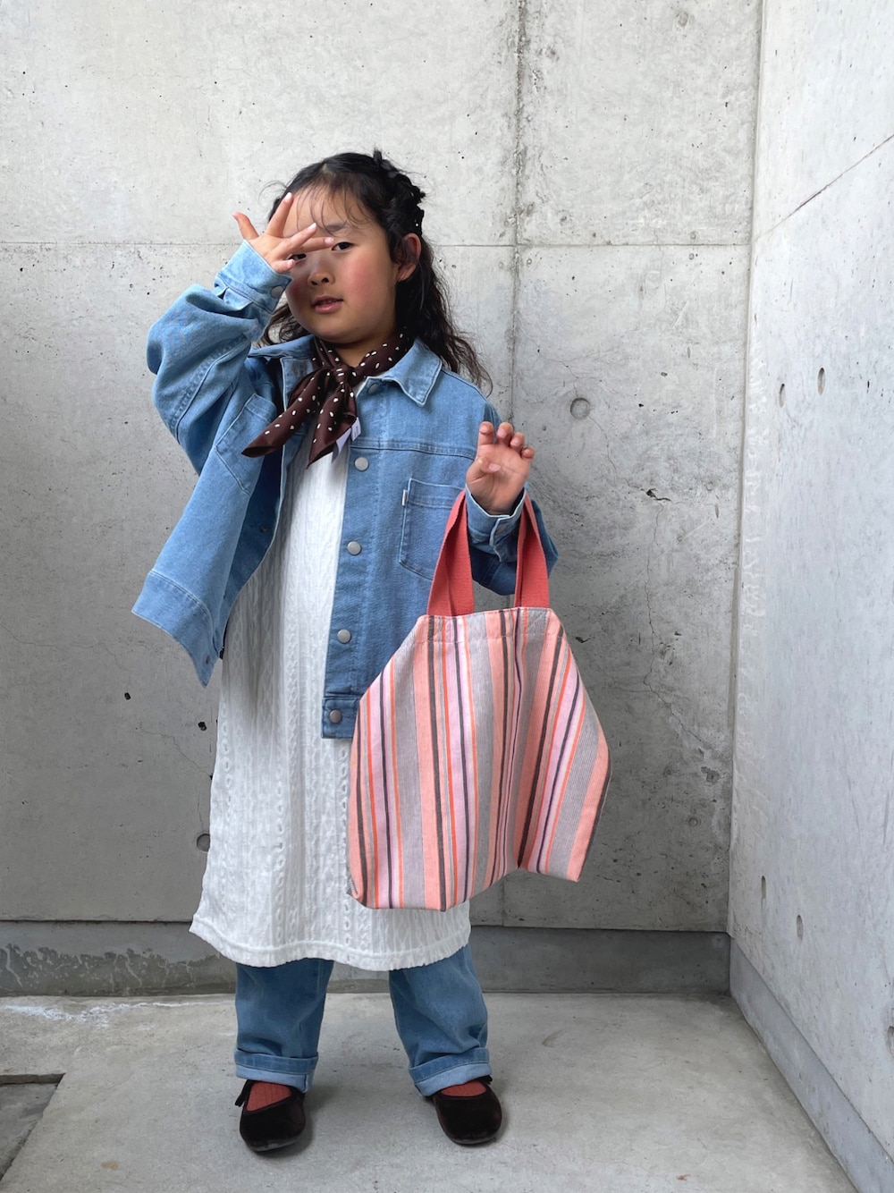 「キッズコーデ、デニムジャケット、デニムパンツ、レイヤードスタイル、キャミワンピ、トートバッグ、セットアップ、スカーフ、デニオンデニム、ロールアップ、休日スタイル」｜「green label relaxingのレースキャミワンピース+Tシャツ セット / キッズ  100cm-130cm（ワンピース、ホワイト系）」を使った、ioooさん（キッズ・110cm）の春コーディネートの1枚目の写真