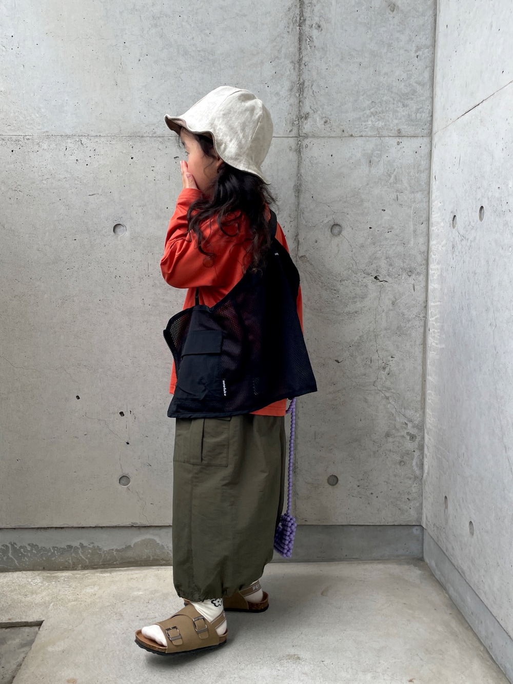 「メッシュベスト、メッシュ、カーゴスカート、サンダル、ハット、アウトドアスタイル、キッズコーデ、女の子」｜「peiyuのアイテム（Tシャツ/カットソー、オレンジ系）」を使った、ioooさん（キッズ・110cm）の春コーディネートの1枚目の写真