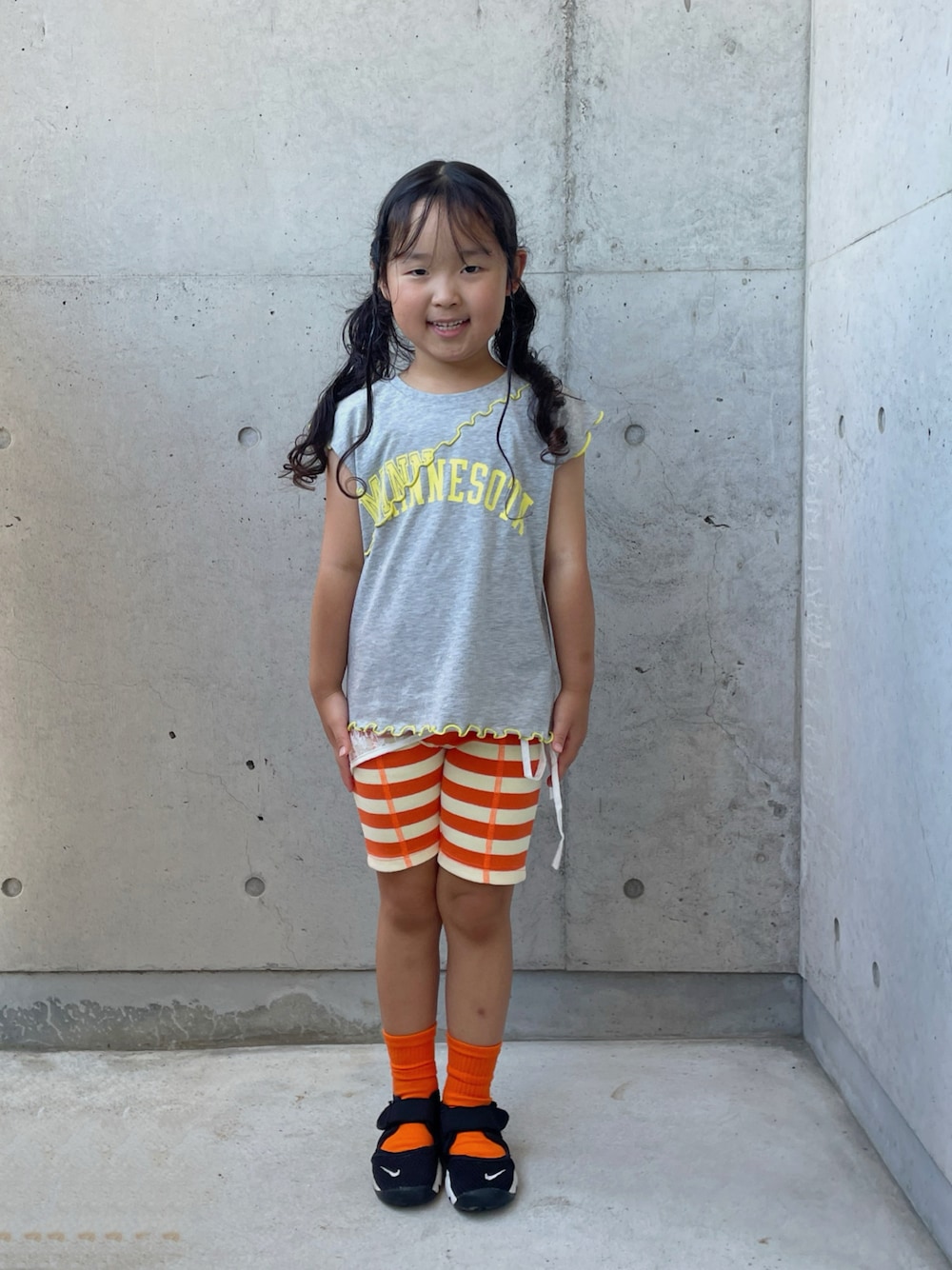 オレンジ系のその他パンツ、グレー系のTシャツ/カットソー、ブラック系のスニーカーを着用したキッズの夏コーディネートの1枚目の写真