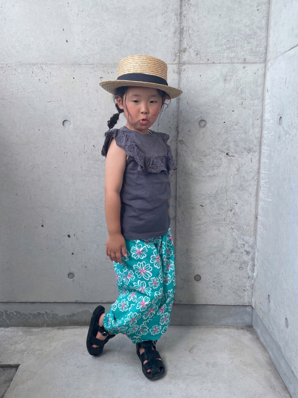 グレー系のTシャツ/カットソー、グリーン系のその他パンツ、ブラック系のサンダルを着用したキッズの春コーディネートの1枚目の写真