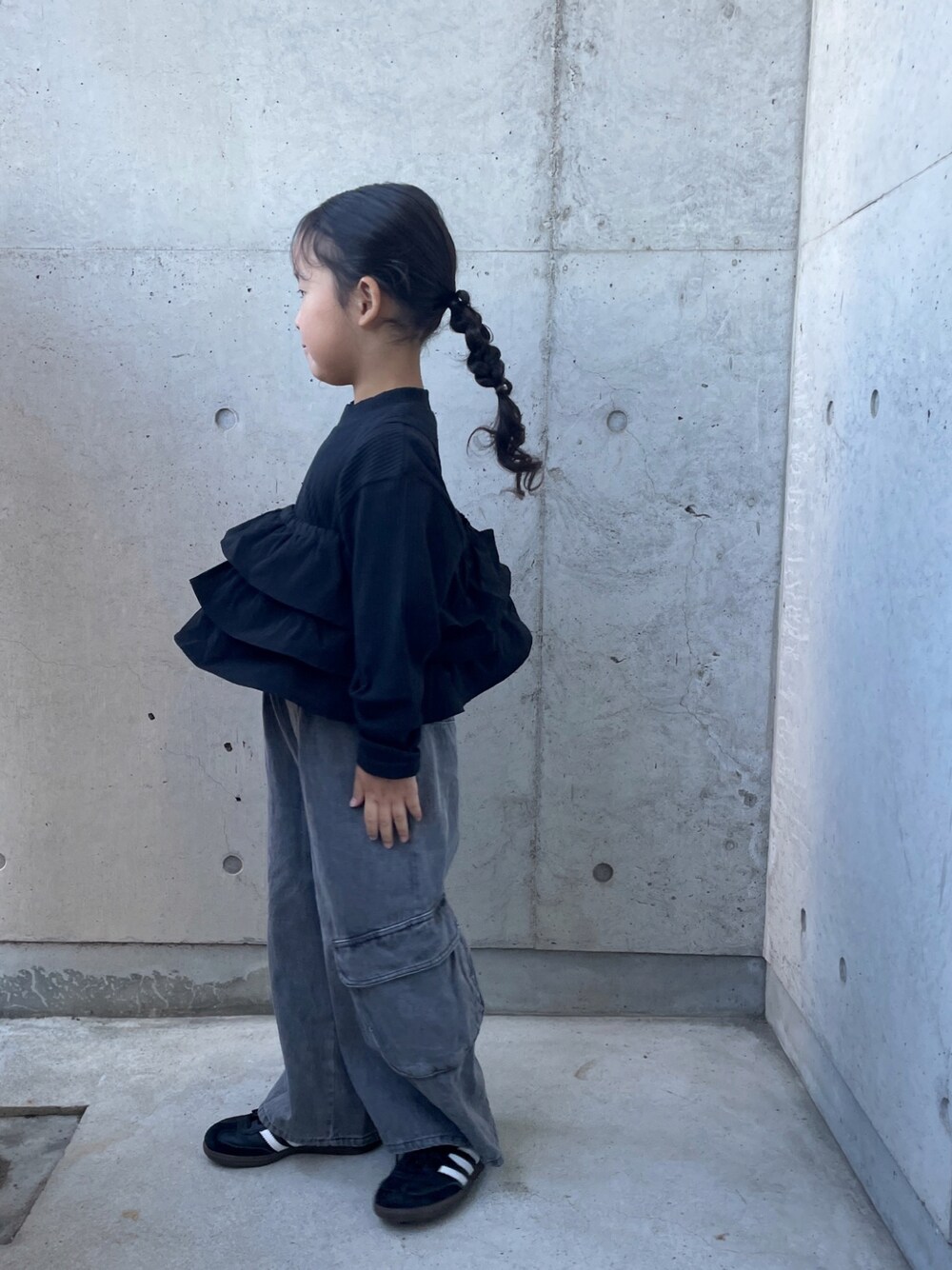 「きれいめカジュアル、ブラックコーデ、デニムパンツ、キッズファッション、スニーカー、キャミソール、ヘアアレンジ、モード」｜「Birthdayの品番：216-0935（パンツ、ブラック系）」を使った、ioooさん（キッズ・110cm）の冬コーディネートの1枚目の写真