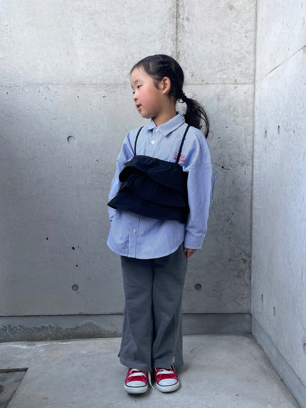 「シャツスタイル、ストライプシャツ、ビスチェ、スウェットパンツ、ハイカットスニーカー、キッズコーデ」｜「CONVERSEのconverse コンバース CHILD ALL STAR N Z HI キッズスニーカー(チャイルドオールスターNZHI)（スニーカー、レッド系）」を使った、ioooさん（キッズ・110cm）の春コーディネートの1枚目の写真