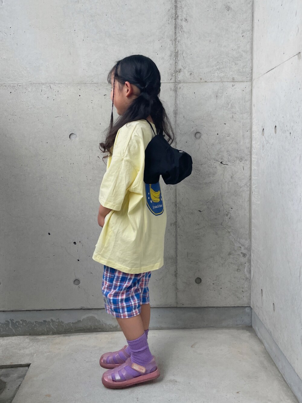 ブルー系のその他パンツ、イエロー系のTシャツ/カットソー、その他のサンダルを着用したキッズの夏コーディネートの1枚目の写真