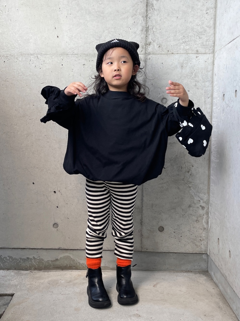「秋っぽコーデ更新中、ハロウィン、モノトーン、モノトーンコーデ、ブラックコーデ、差し色コーデ、ボーダー、ワンピース、キッズコーデ、キッズファッション、女の子」｜「LOWRYS FARMのＵＳＡソデフリルワンピース　148563（ワンピース、ブラック系）」を使った、ioooさん（キッズ・110cm）の秋コーディネートの1枚目の写真