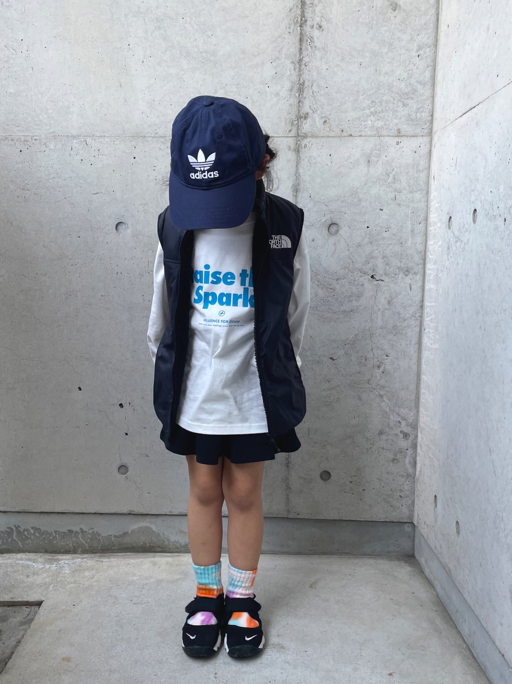「キッズコーデ、ベスト、ロンT、ストリート、キャップ、サンダル、カジュアル」｜「LEPSIMの【KIDS】カラーロゴロンT　327366（Tシャツ/カットソー、ホワイト系）」を使った、ioooさん（キッズ・110cm）の春コーディネートの1枚目の写真