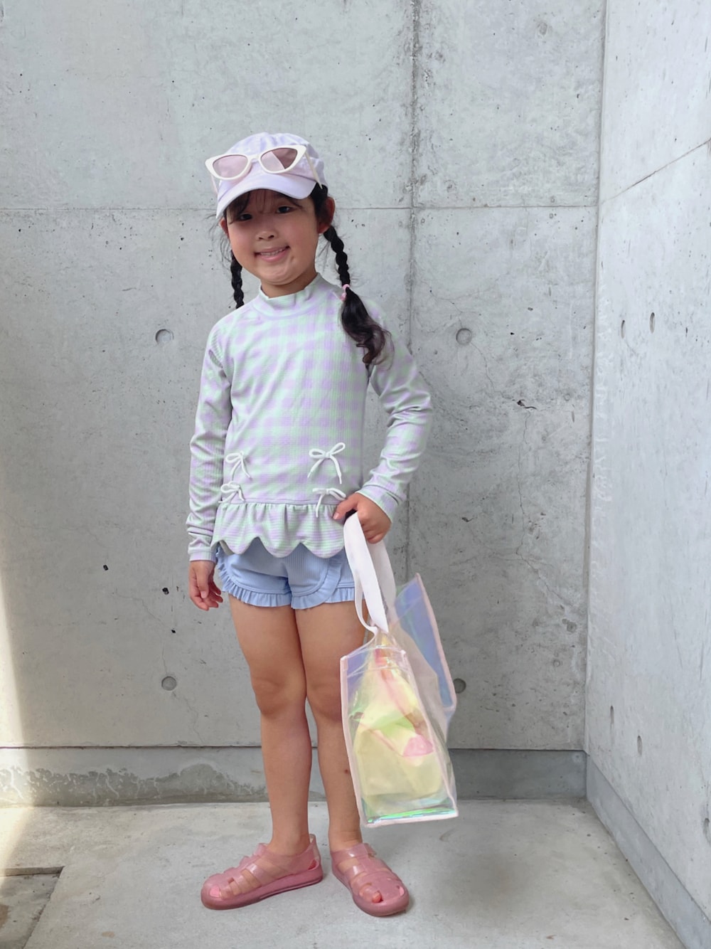 ピンク系のトートバッグ、その他のサンダル、パープル系の水着を着用したキッズの夏コーディネートの1枚目の写真