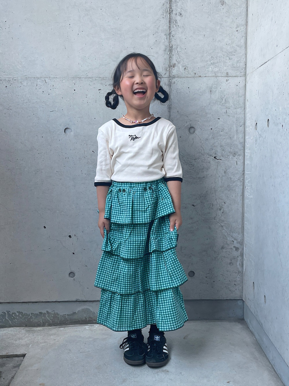 「キッズコーデ、ワンピース、フレアスカート、スニーカー、ギンガムチェック、プチプラ、ティアードスカート」｜「p.premierのスカートにもなる２WAYティアードフリルワンピース（スカート、グリーン系）」を使った、ioooさん（キッズ・110cm）の春コーディネートの1枚目の写真