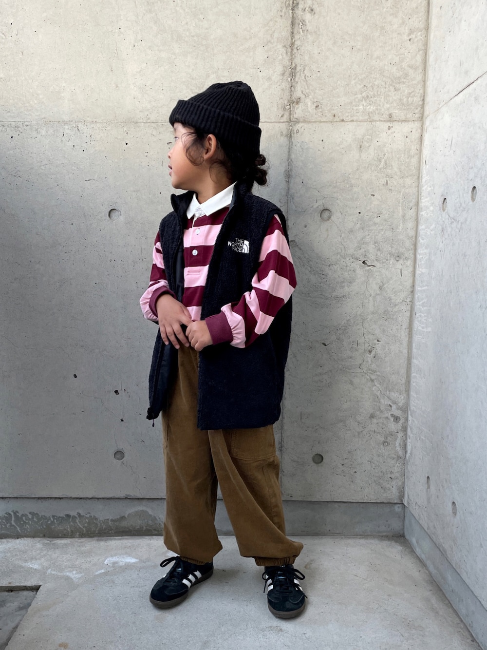 イエロー系のその他パンツ、ピンク系のTシャツ/カットソー、ブラック系のスニーカーを着用したキッズの秋コーディネートの1枚目の写真