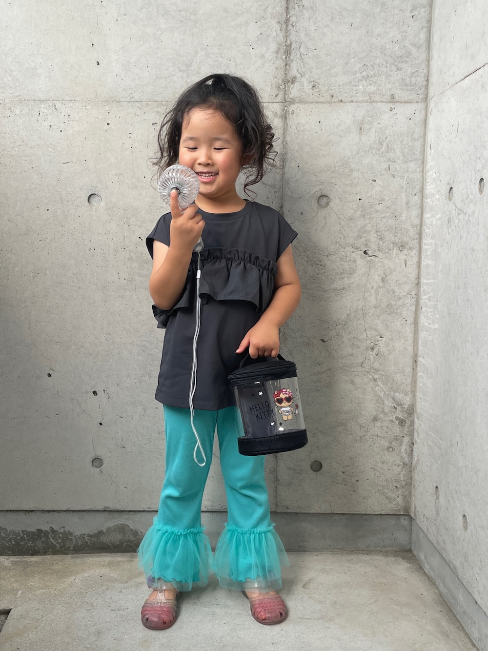 グレー系のタンクトップ、ホワイト系のサンダル、ブルー系のパンツを着用したキッズの夏コーディネートの1枚目の写真