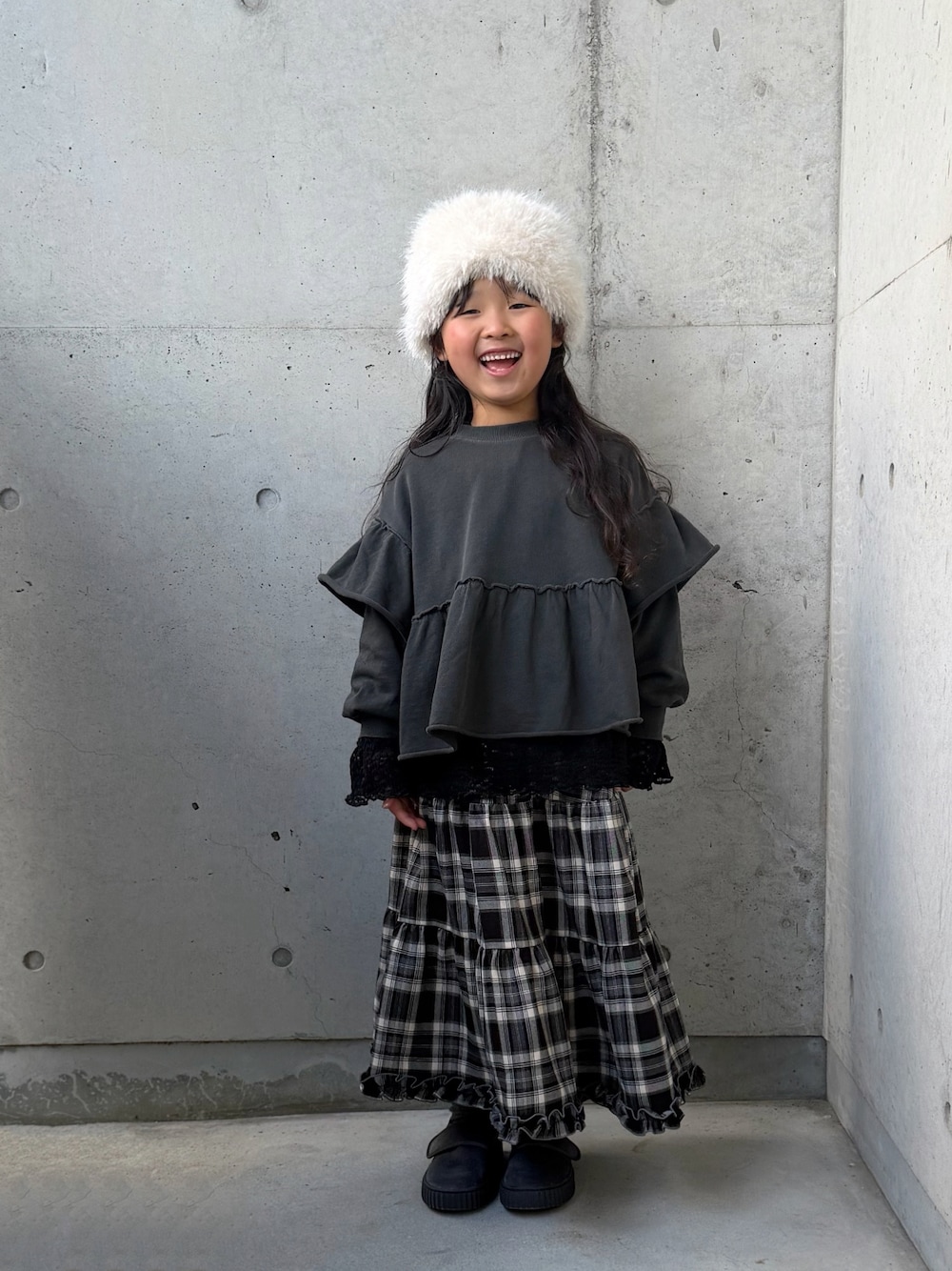 ブラック系のTシャツ/カットソー、グレー系のTシャツ/カットソー、ブラウン系のスカートを着用したキッズの冬コーディネートの1枚目の写真