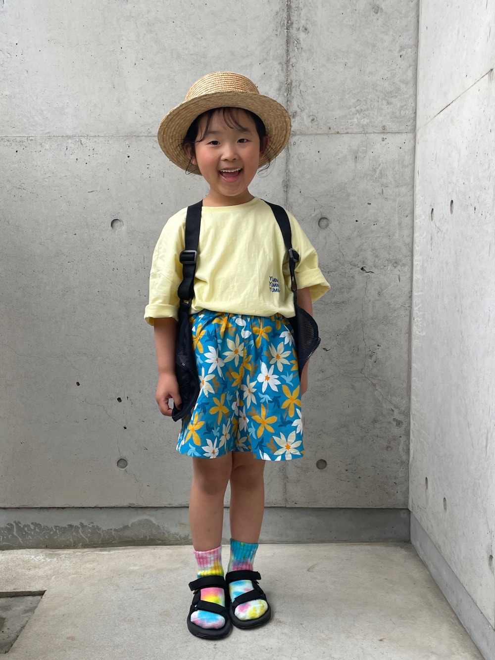 ブルー系のその他パンツ、イエロー系のTシャツ/カットソー、ブラック系のサンダルを着用したキッズの春コーディネートの1枚目の写真