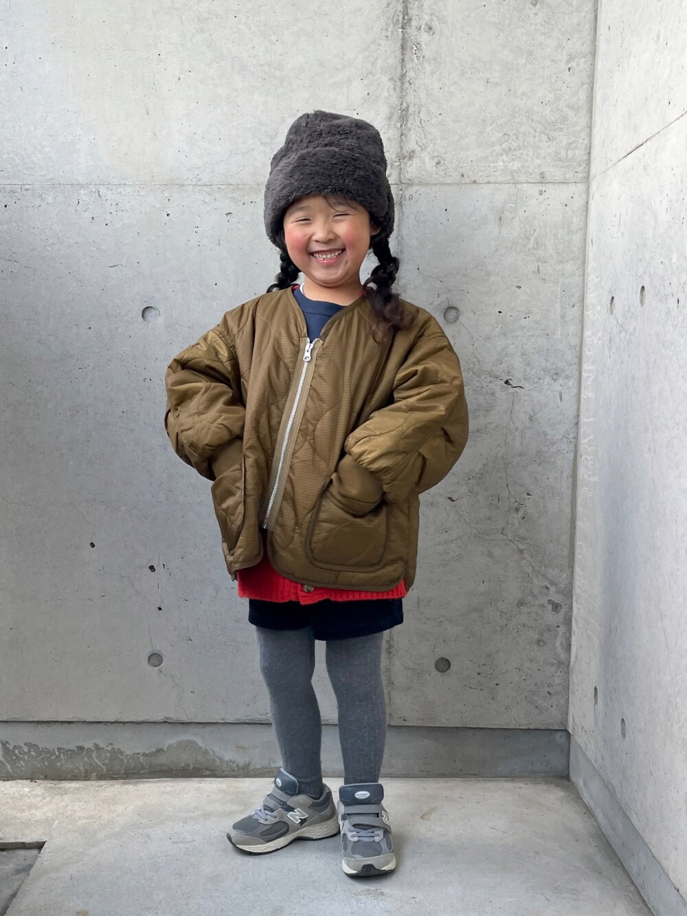 「キルティング、ブルゾン、スウェット、コーデュロイパンツ、タイツ、スニーカー、レイヤードスタイル、キッズコーデ、女の子、フリース、冬コーデ、ジップアップ、カーディガン、キルティングジャケット」｜「LOWRYS FARMのキルティングブルゾン　116763（ダウンジャケット/コート、ブラウン系）」を使った、ioooさん（キッズ・110cm）の冬コーディネートの1枚目の写真