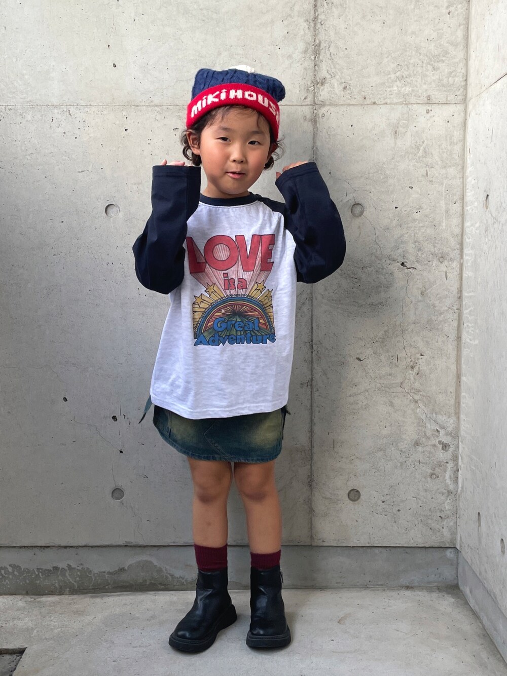 「秋コーデ、秋服準備はじめました、キッズファッション、キッズコーデ、ロンT、スカート、ブーツ、ニット帽、ロゴT、タックイン、アメカジ、ストリート、ラグランTシャツ、古着MIX、ヴィンテージ」｜「韓国子供服のアイテム（Tシャツ/カットソー、グレー系）」を使った、ioooさん（キッズ・110cm）の秋コーディネートの1枚目の写真
