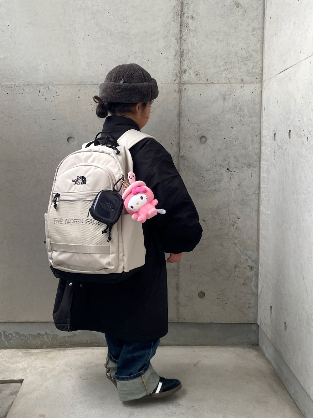「キッズファッション、キッズ、モンスターパーカー、ロールアップ、デニムパンツ、ロングコート、冬コーデ、アウター、ボア、バックパック、リュック、ブラック、カジュアルコーデ」｜「LOWRYS FARMのＣＯＮＥストレートパンツ　 131382（デニムパンツ、ブルー系）」を使った、ioooさん（キッズ・110cm）の冬コーディネートの1枚目の写真