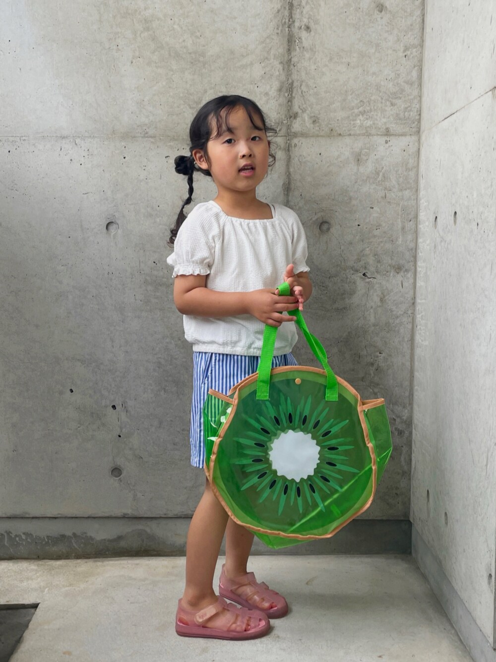 ブルー系のその他パンツ、ホワイト系のトップス、その他のサンダルを着用したキッズの夏コーディネートの1枚目の写真