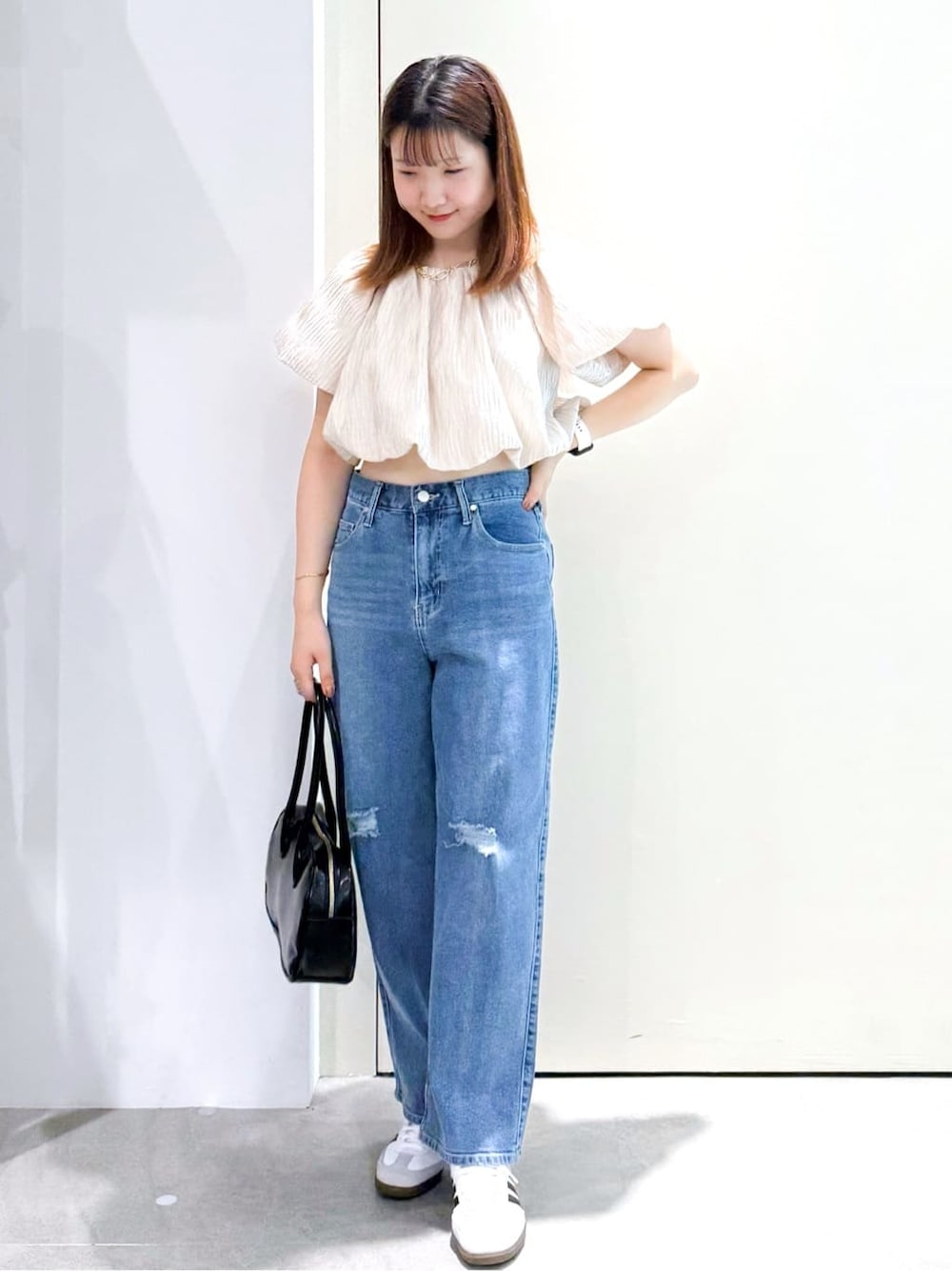 ホワイト系のシャツ/ブラウス、ブルー系のその他パンツ、ブラック系のボストンバッグを着用したレディースの夏コーディネートの1枚目の写真
