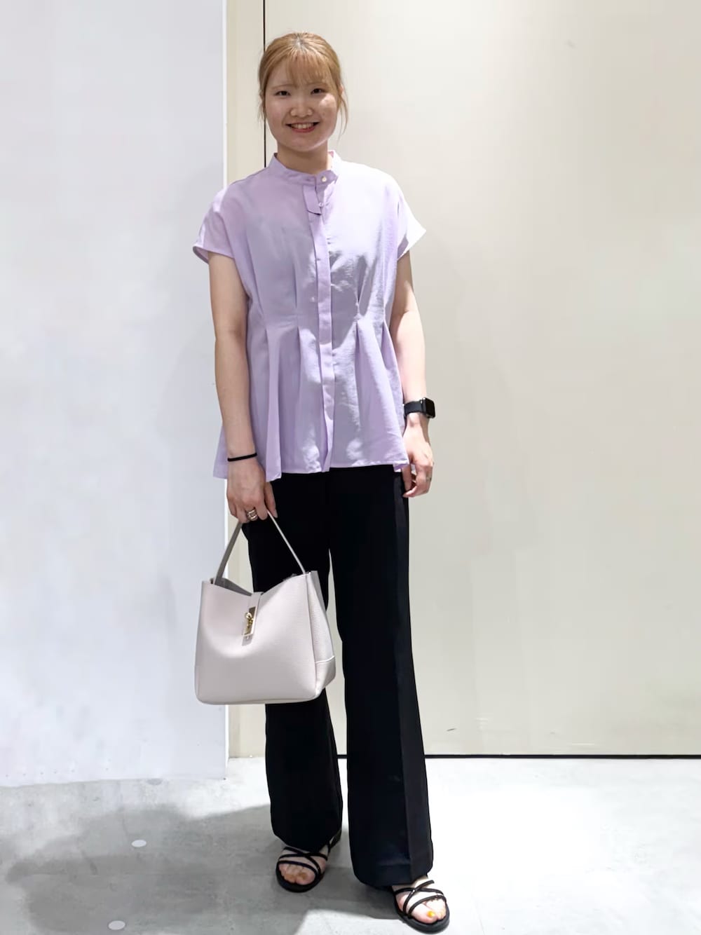 パープル系のシャツ/ブラウス、ブラック系のその他パンツ、グレー系のトートバッグを着用したレディースの夏コーディネートの1枚目の写真