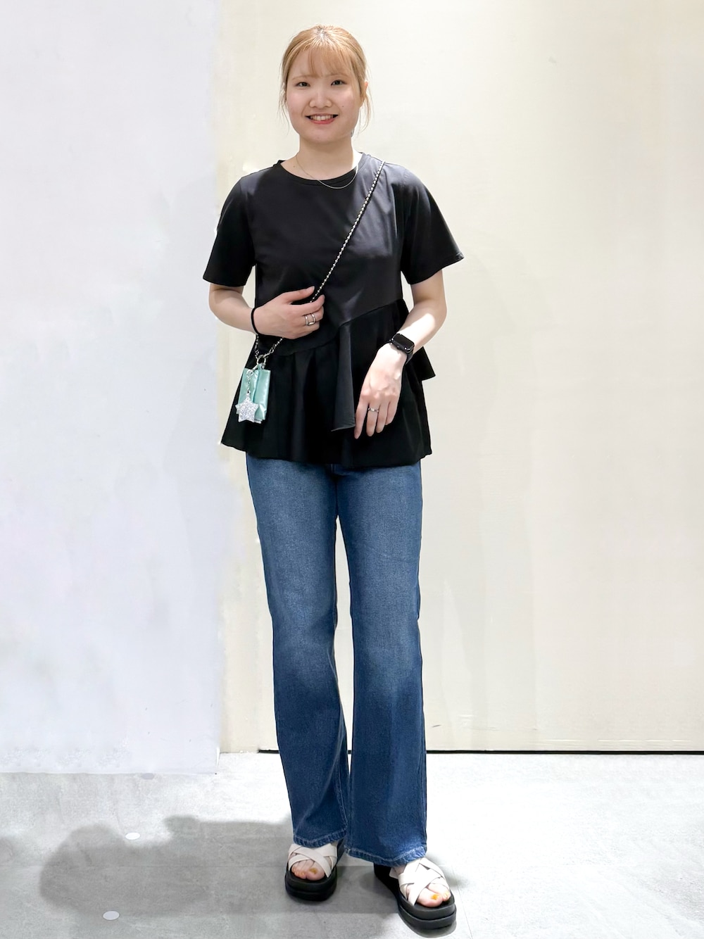 ブラック系のTシャツ/カットソー、ブルー系のデニムパンツ、ホワイト系のサンダルを着用したレディースの夏コーディネートの1枚目の写真