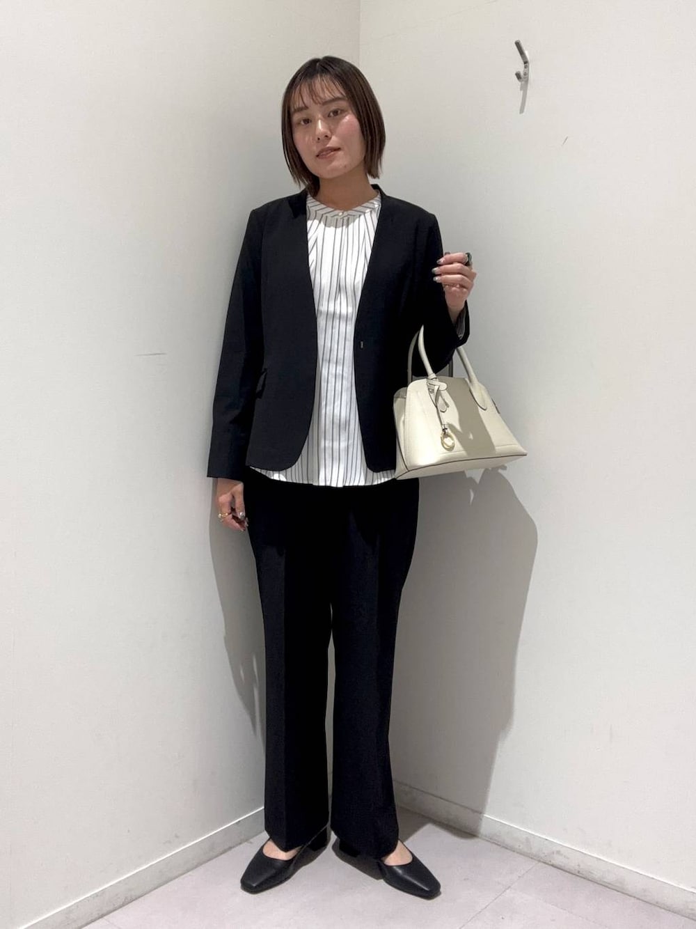 「着痩せ・細見え、卒業式・入学式ネイル、オケージョン、セットアップ、きれいめ、ウツクシルエット_GLOBAL WORK、ウツクシルエットパンツ_GLOBAL WORK、ノーカラージャケット、ワイドパンツ、ブラウス、パンプス、春コーデ、GLOBAL WORK」｜「GLOBAL WORKのウツクシルエットワイドパンツ/133599（その他パンツ、ブラック系）」を使った、hiinaさん（レディース・161cm）の春コーディネートの1枚目の写真