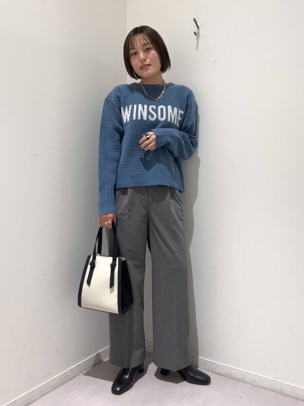 「着痩せ・細見え、カジュアル、差し色コーデ、ニット、ワイドパンツ、ブーツ、冬コーデ、GLOBAL WORK」｜「GLOBAL WORKのあったかウツクシルエットワイドパンツ/115440（その他パンツ、グレー系）」を使った、hiinaさん（レディース・161cm）の冬コーディネートの1枚目の写真