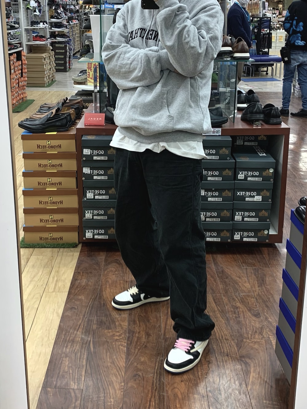 「大人カジュアル、ゆるコーデ、おしゃれさんと繋がりたい、ワイドパンツ、ootd、パーカー、ストリート、デニムパンツ、韓国ファッション、スニーカー、スニーカーコーデ」｜「LeeのLee/リー【ユニセックス】Dungrees ペインターデニムパンツ（デニムパンツ、ブラック系）」を使った、ぎょ🐠🐟🐡さん（メンズ・172cm）の冬コーディネートの1枚目の写真