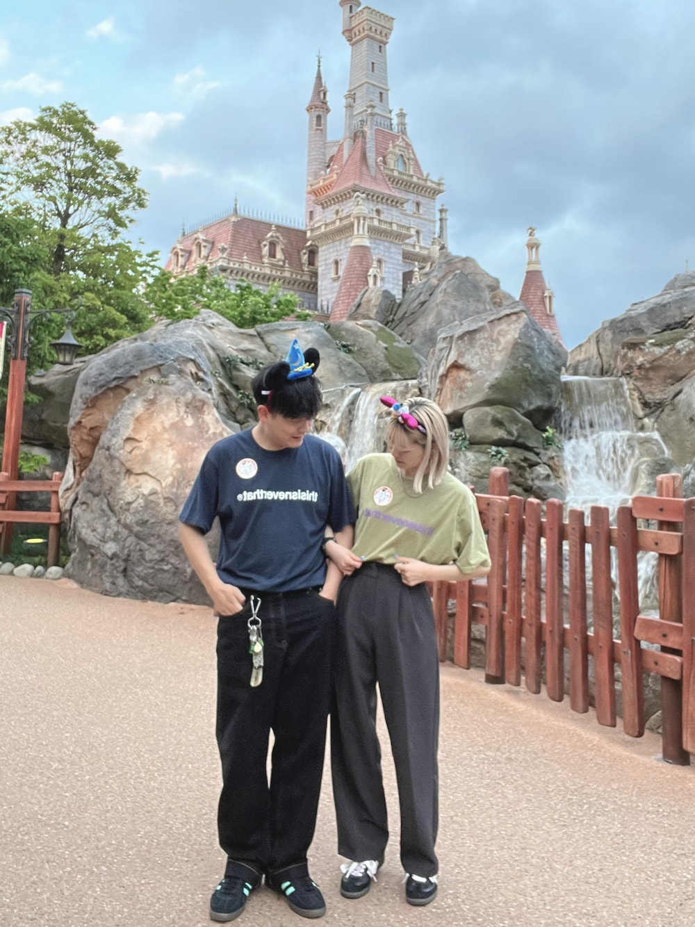 「きれいめカジュアル、シンプルコーデ、韓国ファッション、韓国ブランド、thisisneverthat、stussy、オトナカジュアル、今日のコーデ、ネイビー、カジュアル、スニーカー、スニーカーコーデ、デートコーデ、ディズニーコーデ、ディズニー」｜「thisisneverthatのT-Logo Tee（Tシャツ/カットソー、ブルー系）」を使った、ぎょ🐠🐟🐡さん（メンズ・172cm）の春コーディネートの1枚目の写真