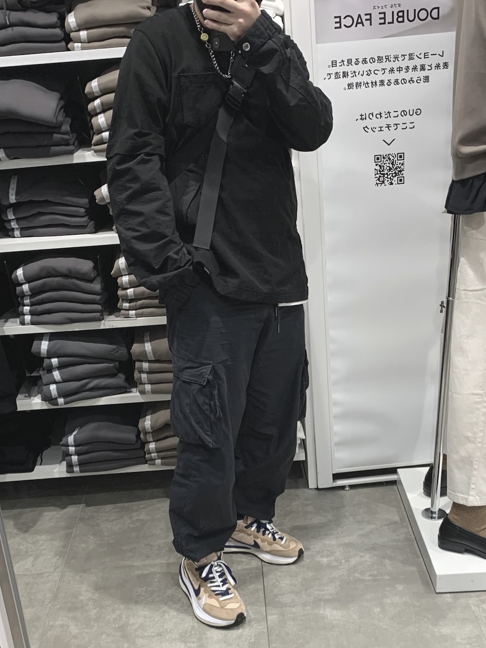 「sacai、sacai×nike、オールブラック、スニーカー、秋服、ゆるコーデ、シンプルコーデ、大人コーデ、オーバーサイズ、ストリート」｜「NIKEのアイテム（スニーカー、ベージュ系）」を使った、ぎょ🐠🐟🐡さん（メンズ・172cm）の秋コーディネートの1枚目の写真