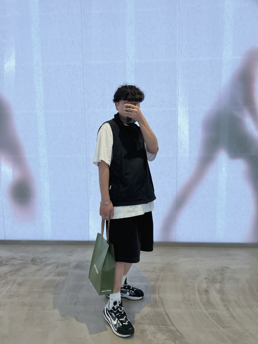 「シンプルスタイル、夏コーデ、モノトーン、大人カジュアル、シンプルコーデ、ブラック、いいね、save、フォローお願いします🤑、休日スタイル、スニーカー、スニーカーコーデ、シティーボーイ、ベスト」｜「musinsaのアイテム（デニムパンツ、ブラック系）」を使った、ぎょ🐠🐟🐡さん（メンズ・172cm）の夏コーディネートの1枚目の写真