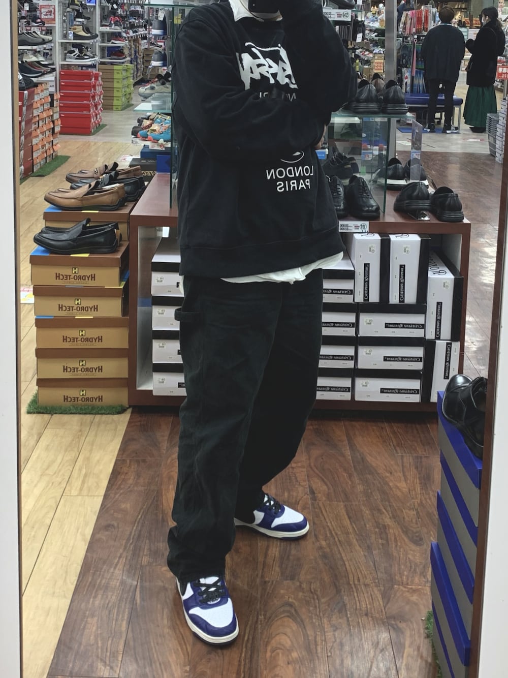 「シンプルコーデ、ゆるコーデ、大人コーデ、オトナカジュアル、ブラックコーデ、ストリートコーデ、ストリートMIX、デニム、stussy、NIKE、スニーカー、スニーカーコーデ」｜「STUSSYのアイテム（スウェット、ブラック系）」を使った、ぎょ🐠🐟🐡さん（メンズ・172cm）の冬コーディネートの1枚目の写真