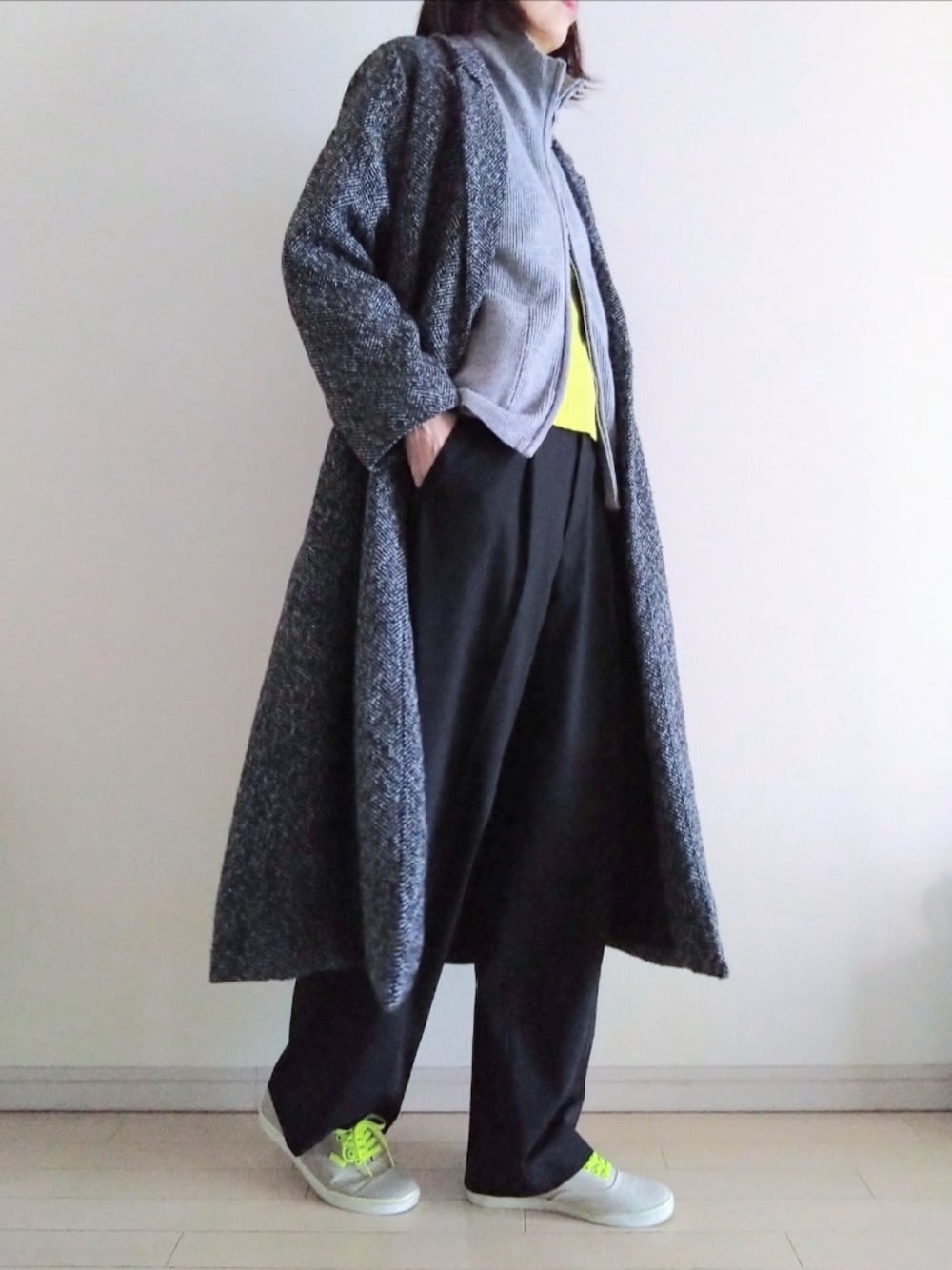 「へリンボーン、ロングコート、冬アウター、レイヤードスタイル、SHEIN、ダブルジップ、UNIQLO、ワイドパンツ、VANS AUTHENTIC、スニーカー、モノトーン、差し色(黄色)、プチプラ、古着MIX、冬コーデ」｜「unknown (used)のヘリンボーンロングチェスターコート（チェスターコート、グレー系）」を使った、kazaneさん（レディース・165cm）の冬コーディネートの1枚目の写真