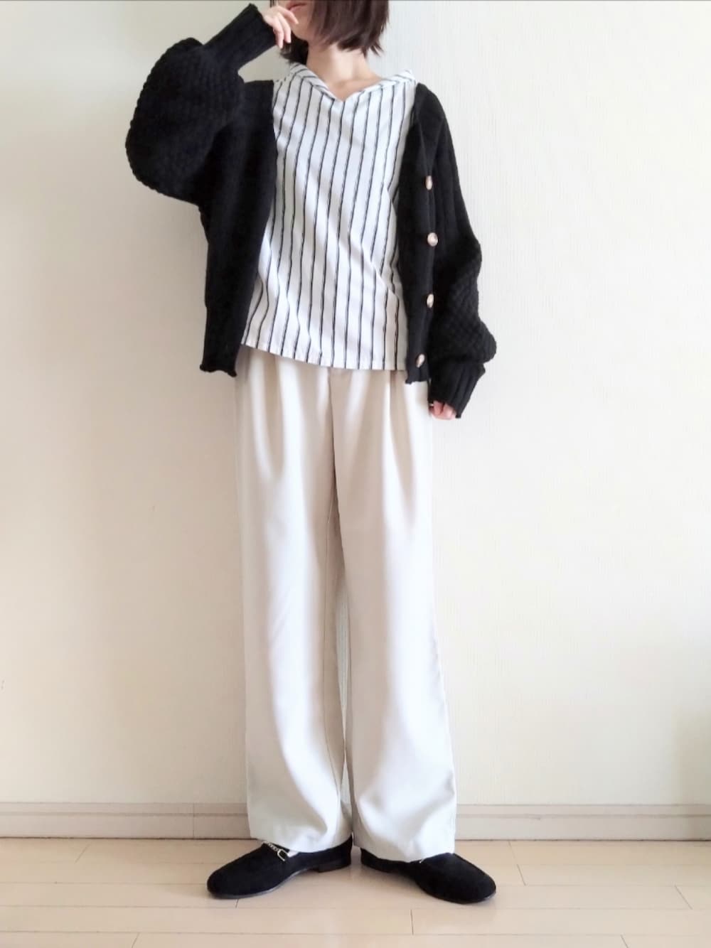 ホワイト系のシャツ/ブラウス、ブラック系のカーディガン/ボレロ、ホワイト系のその他パンツを着用したレディースの秋コーディネートの1枚目の写真