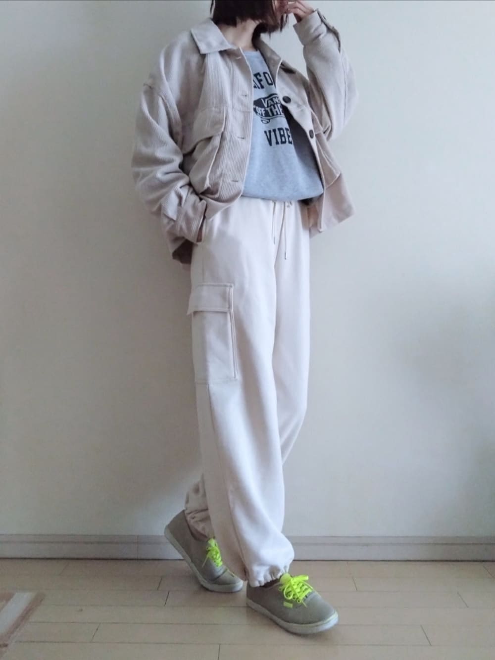 グレー系のスウェット、ホワイト系のブルゾン、ホワイト系のカーゴパンツを着用したレディースの春コーディネートの1枚目の写真