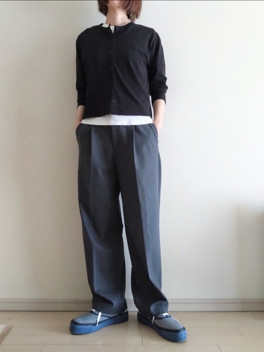 「シンプルコーデ、プチプラ、UNIQLOコーデ、ワントーンコーデ、モノトーン、差し色（青）、カーディガン、白Tシャツ、ワイドパンツ、スニーカー、厚底シューズ、スラックス×スニーカー、大人カジュアル、夏秋ミックス、秋コーデ」｜「UNIQLOのUVカットジャージークルーネックカーディガン カラー：09 ブラック／サイズ：L（カーディガン/ボレロ、ブラック系）」を使った、kazaneさん（レディース・166cm）の秋コーディネートの1枚目の写真
