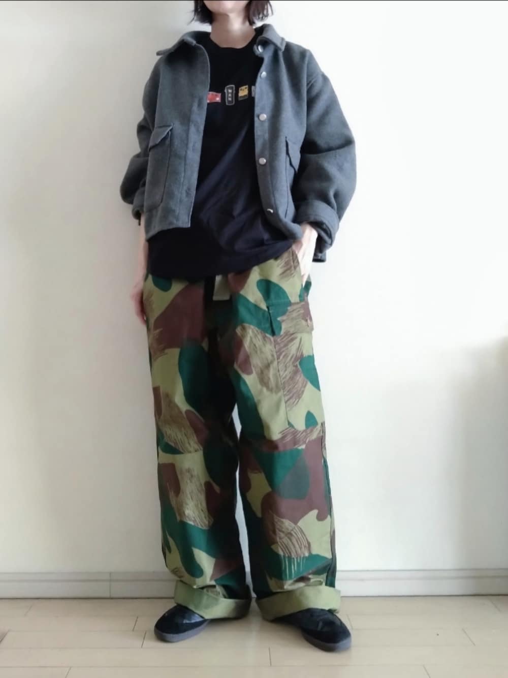 ブラック系のTシャツ/カットソー、グレー系のその他アウター、その他のその他パンツを着用したレディースの冬コーディネートの1枚目の写真