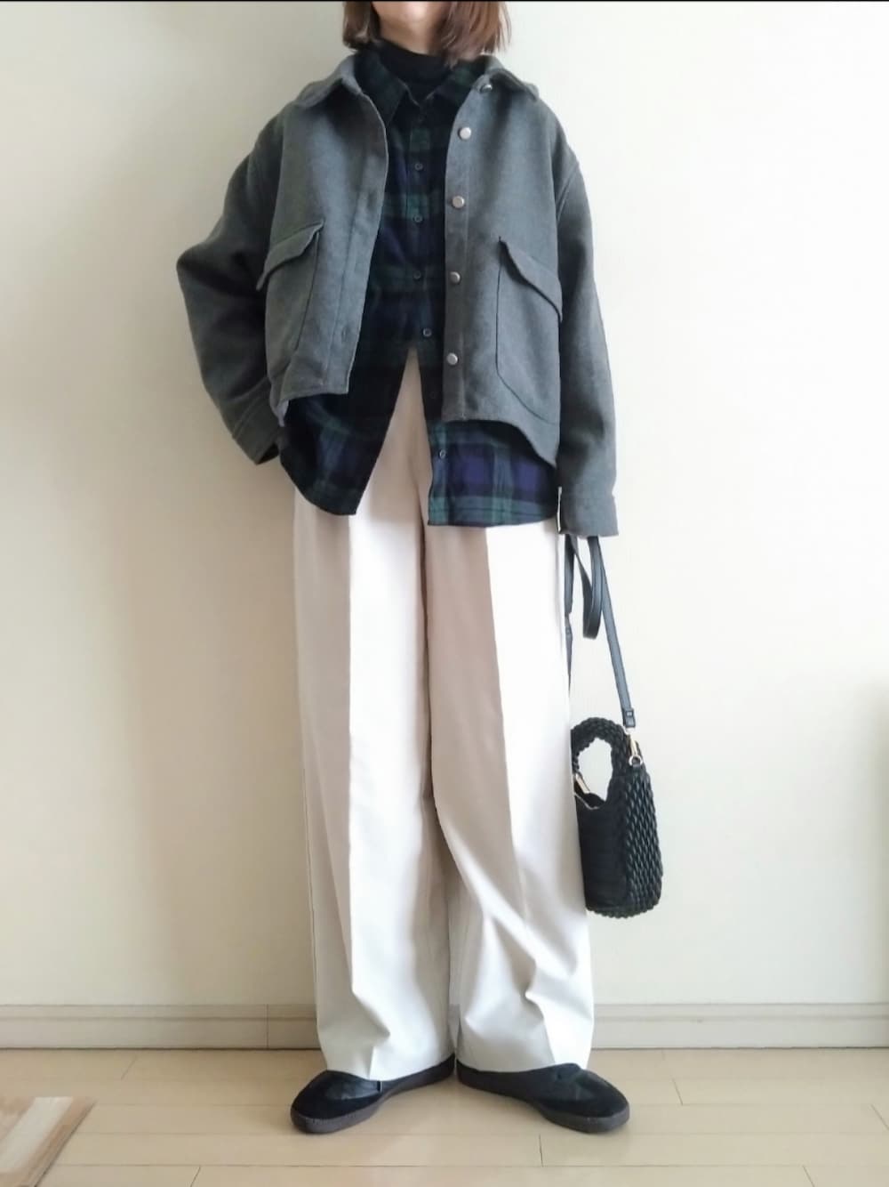 「プチプラ、H&M、シンプルコーデ、ジャコット、ジャケット、チェック、シャツ、レイヤードスタイル、チェックシャツ、ワイドパンツ、ハンドバッグ、スニーカー、スラックス×スニーカー、真冬のあったかスタイル、冬コーデ」｜「H&Mのフロントボタンジャケット カラー:ダークグレー／サイズ:XL（その他アウター、グレー系）」を使った、kazaneさん（レディース・166cm）の冬コーディネートの1枚目の写真